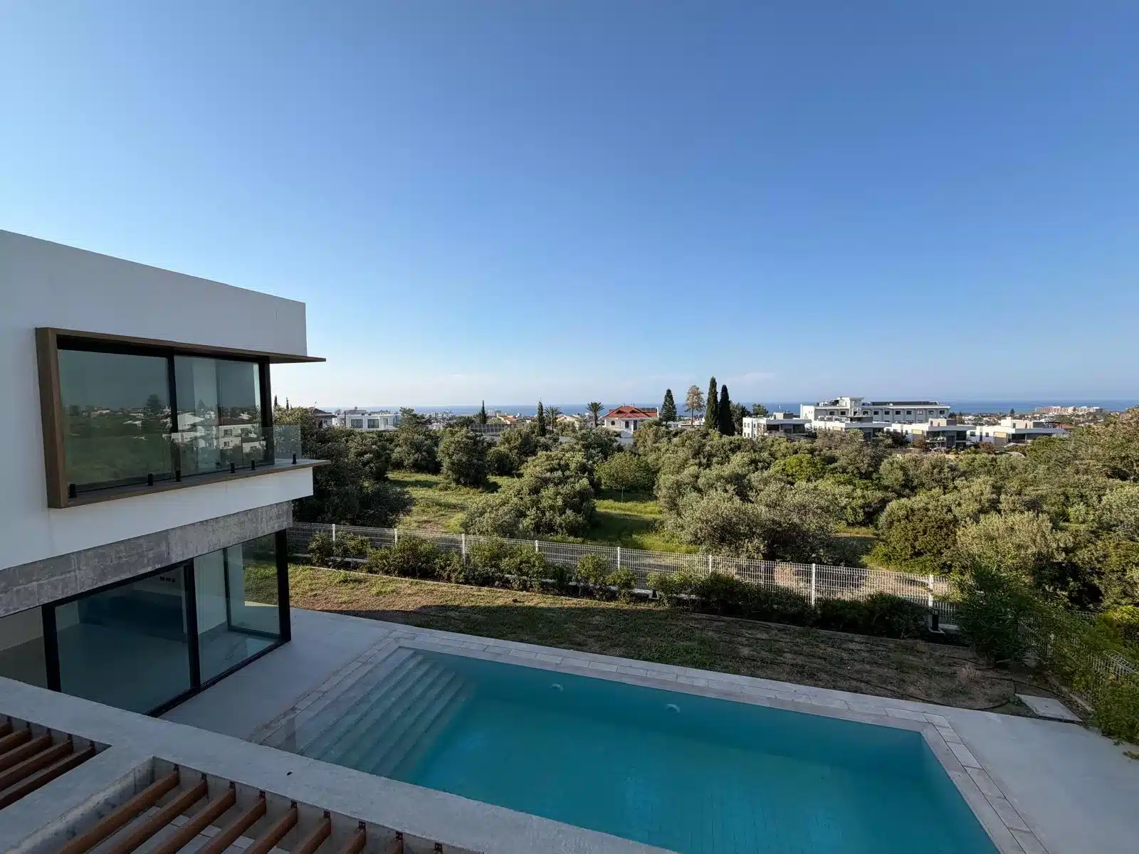 bild ausblick pool wohnunh
